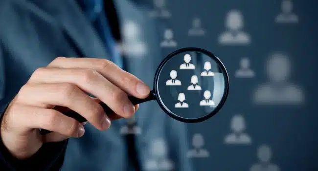 mãos de uma pessoa sob um grupo de público-alvo