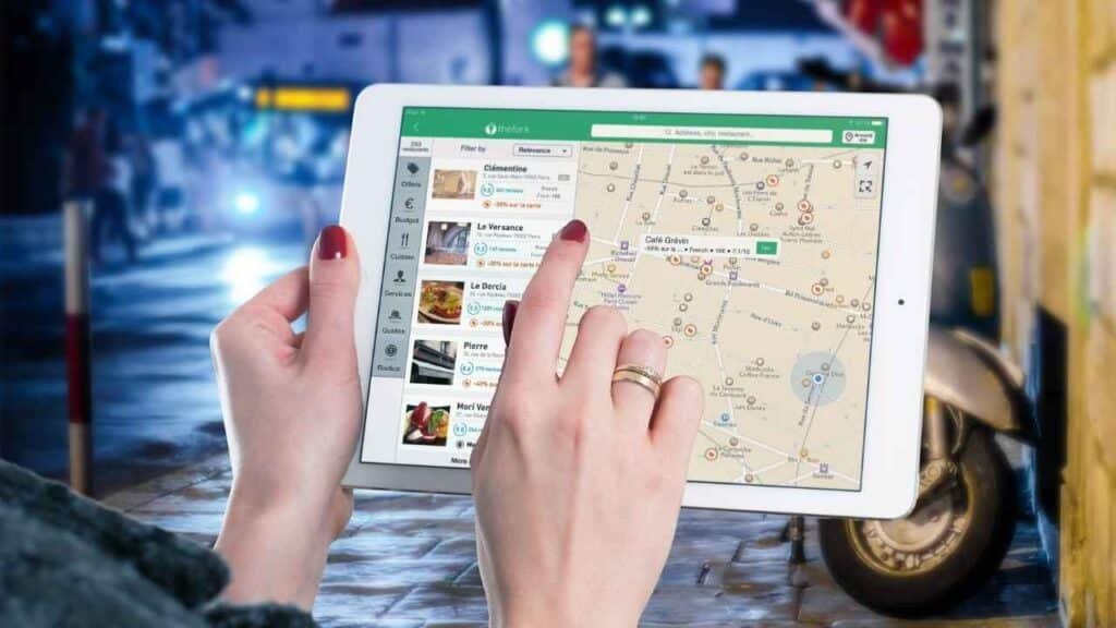 pessoa analisando perfis de empresas que foram cadastradas para aparecer no mapa do google