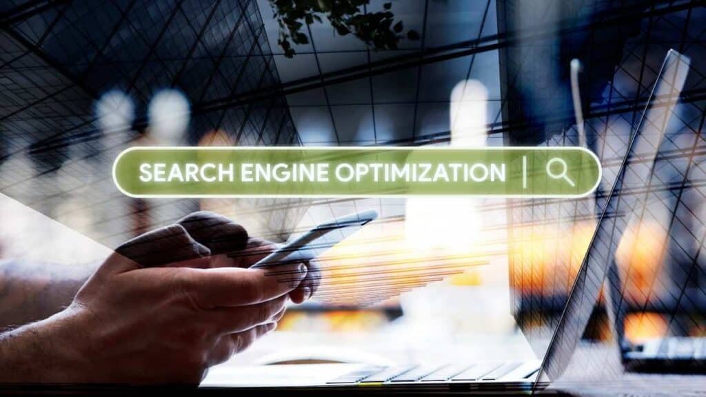 pessoa pesquisando no celular se deve contratar um consultor seo ou uma agência de seo