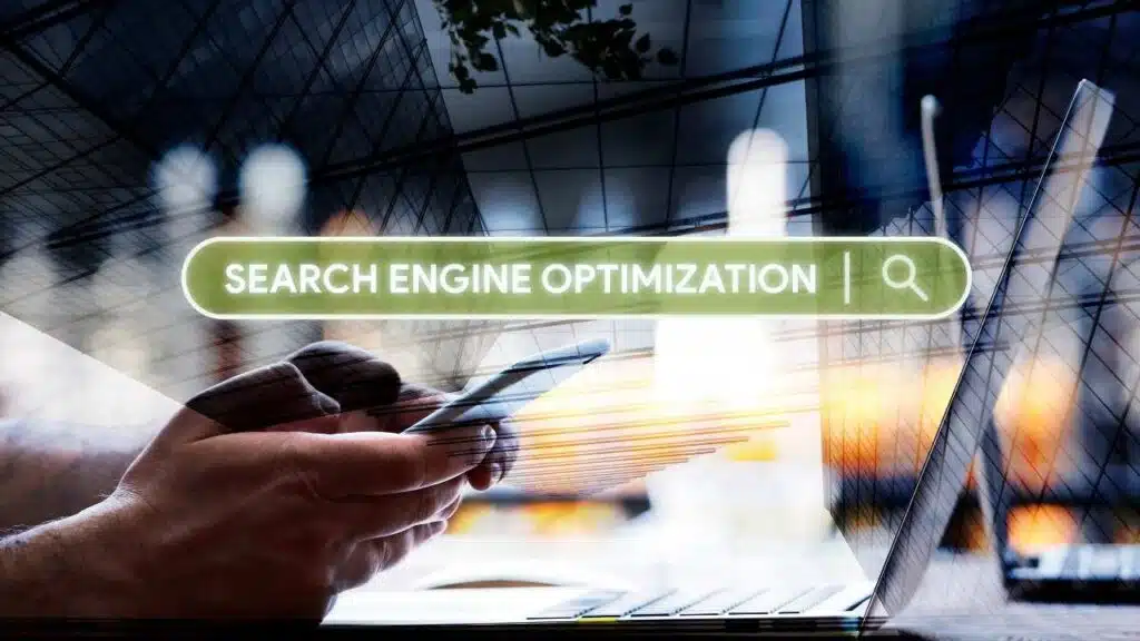 pessoa pesquisando no celular se deve contratar um consultor seo ou uma agência de seo