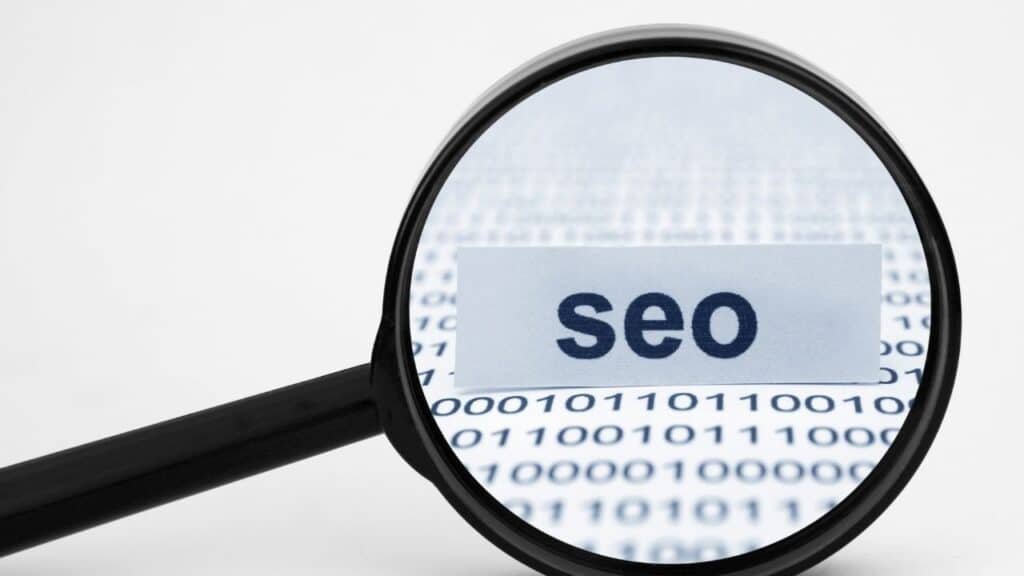 imagem de uma lupa com foco em dar zoom na palavra SEO