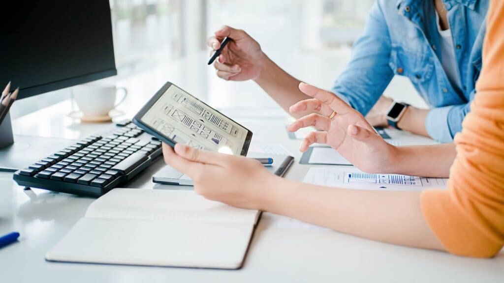 consultor seo e empresário organizando e planejando as estratégias de seo para serem aplicadas no negócio