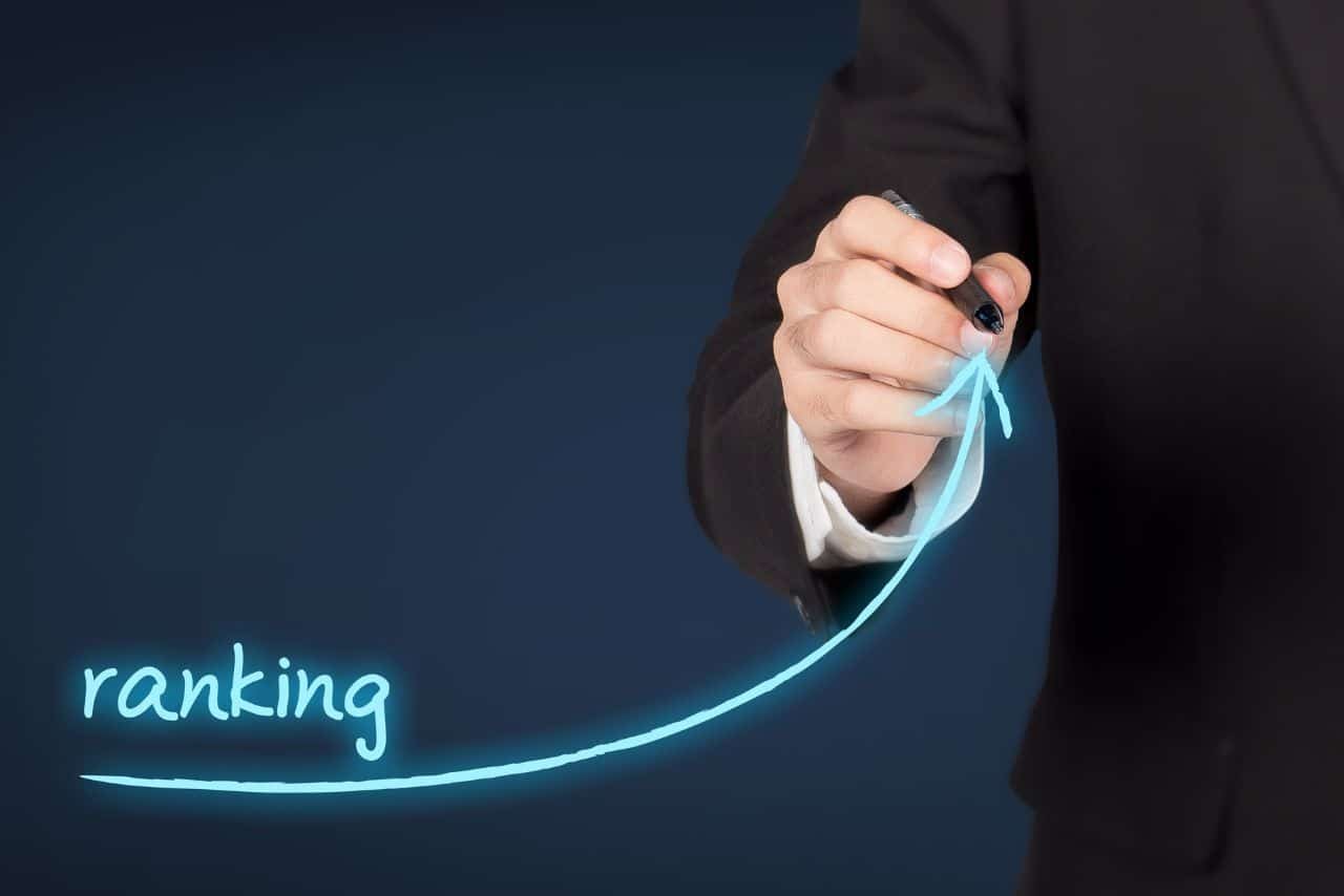 servico-de-otimizacao-seo-on-page pessoa criando uma linha de crescimento simbolizando o aumento de acessos após a implementação do serviço de otimização on-page