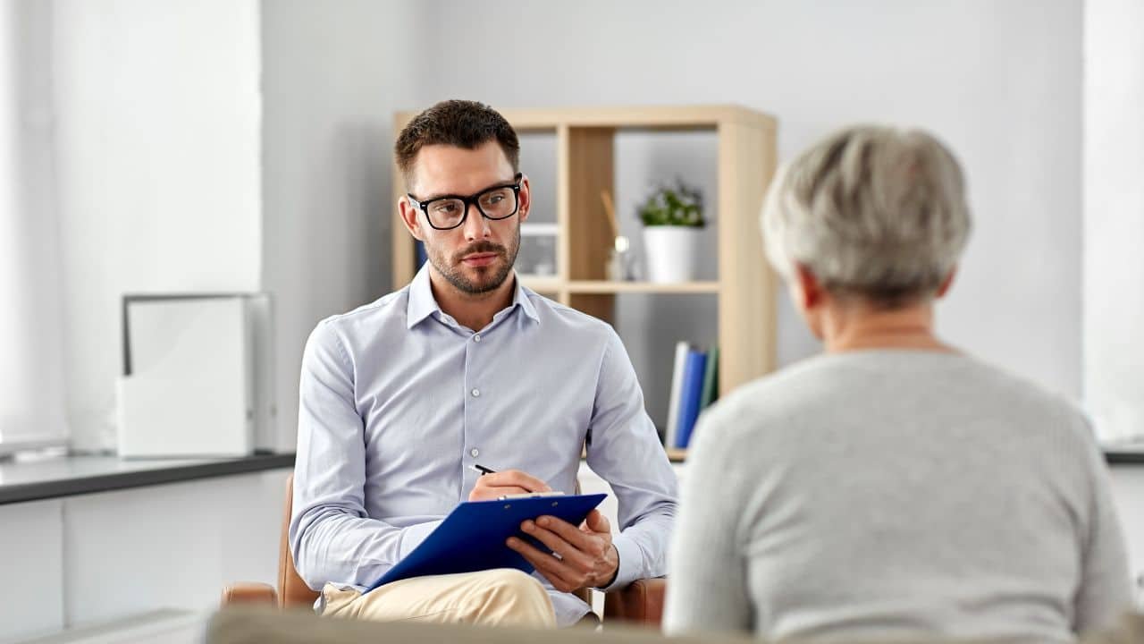 psicologo conversando com um paciente que encontrou sua clínica no google