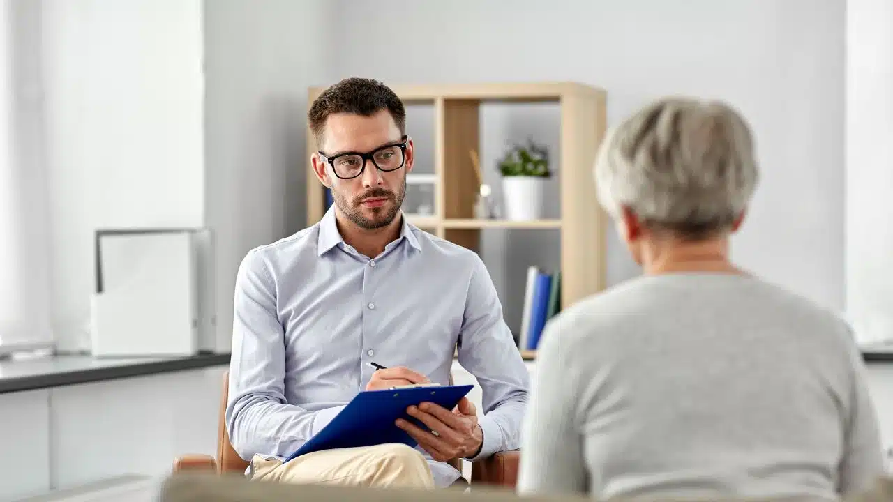 psicologo conversando com um paciente que encontrou sua clínica no google