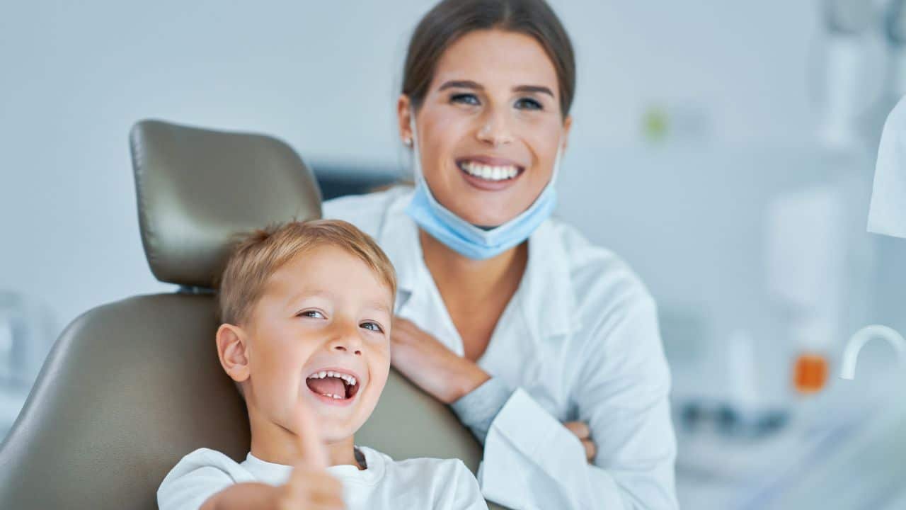 dentista que investiu em seo cuidando de um paciente infantil