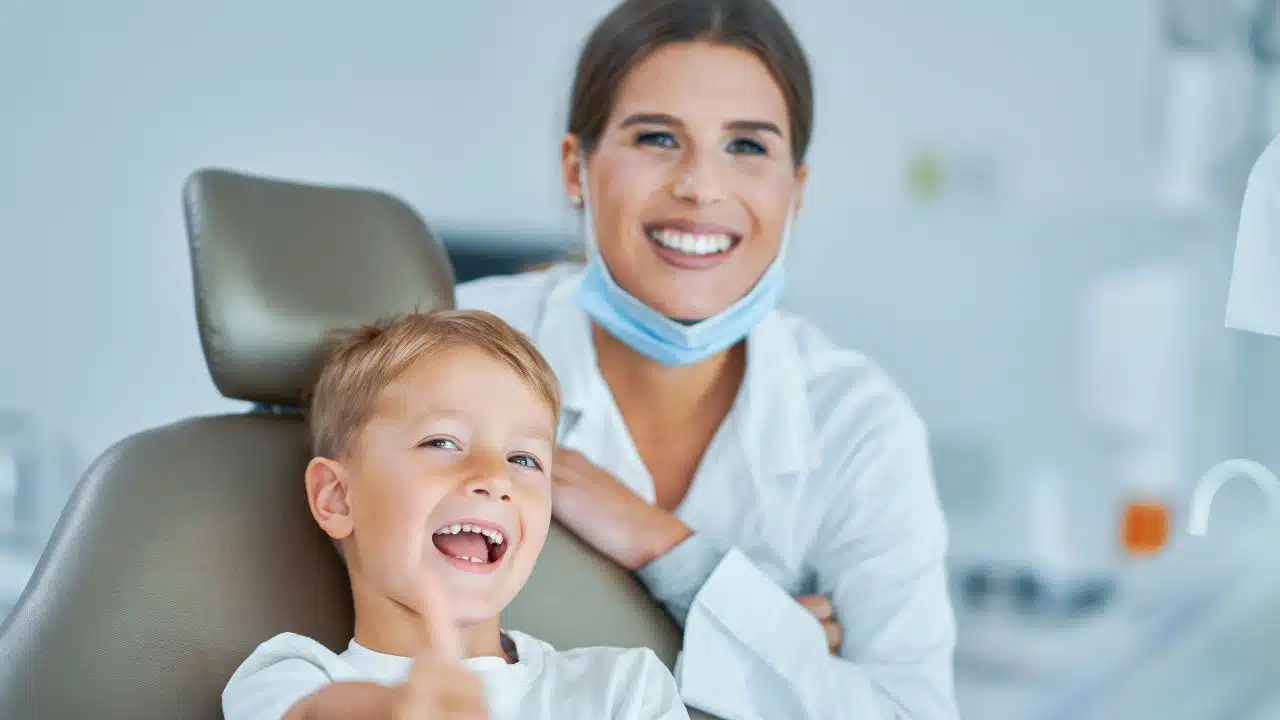 dentista que investiu em seo cuidando de um paciente infantil