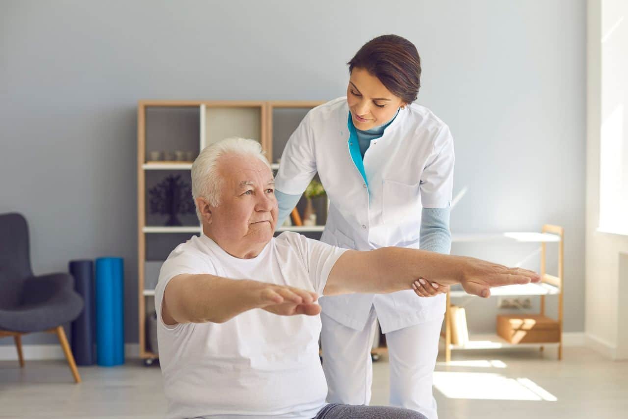 pessoa fazendo um acompanhamento com um fisioterapeuta que investiu em seo
