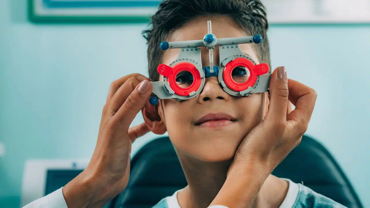 Criança sendo avaliada em uma clínica oftalmológica