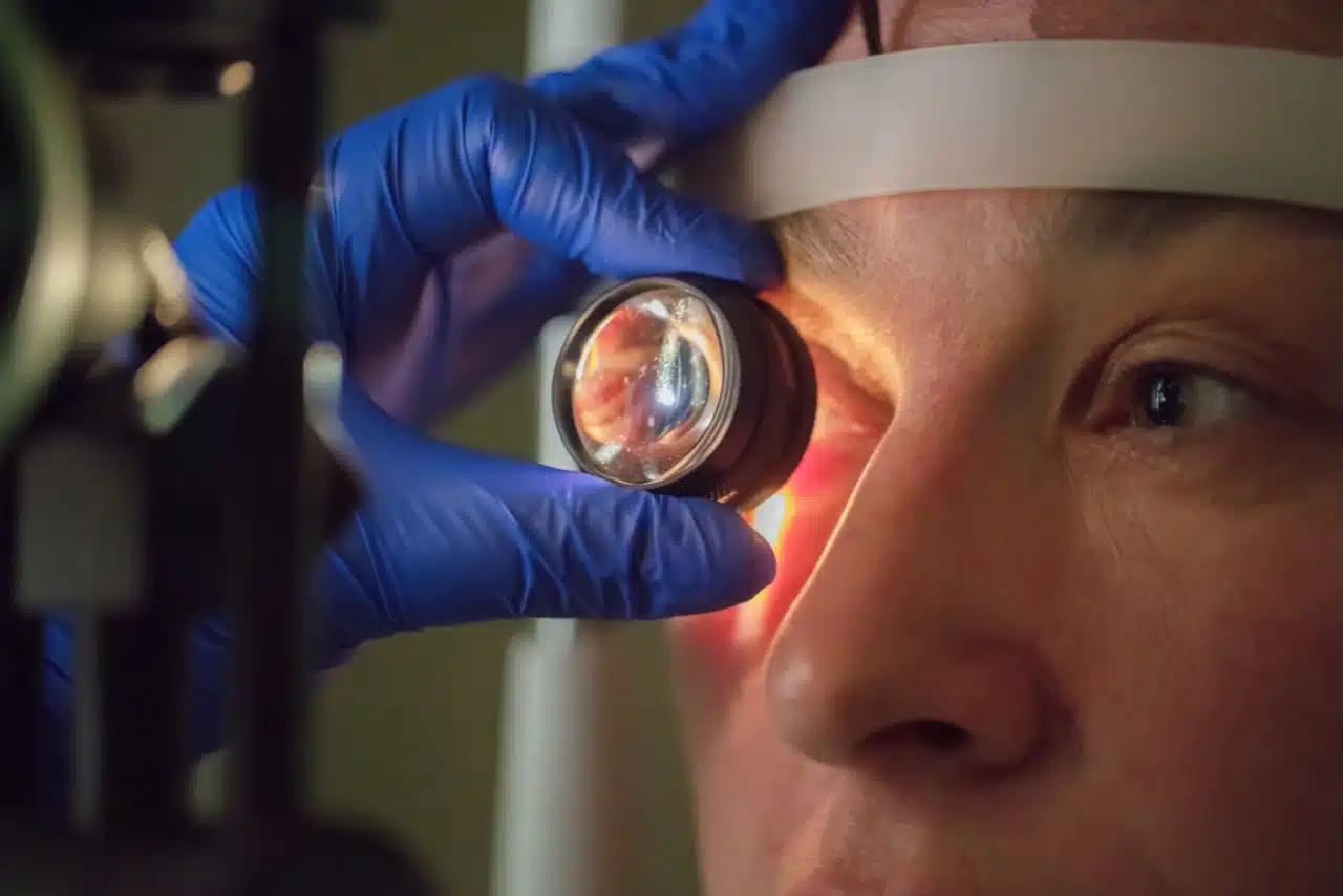 Médico oftalmologista avaliando os olhos do seu paciente