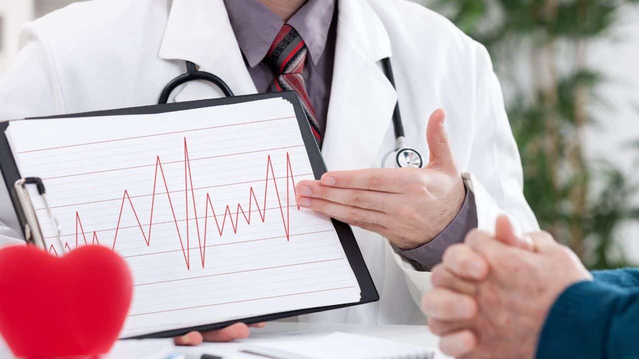 médico mostrando um exame do coração para o seu paciente