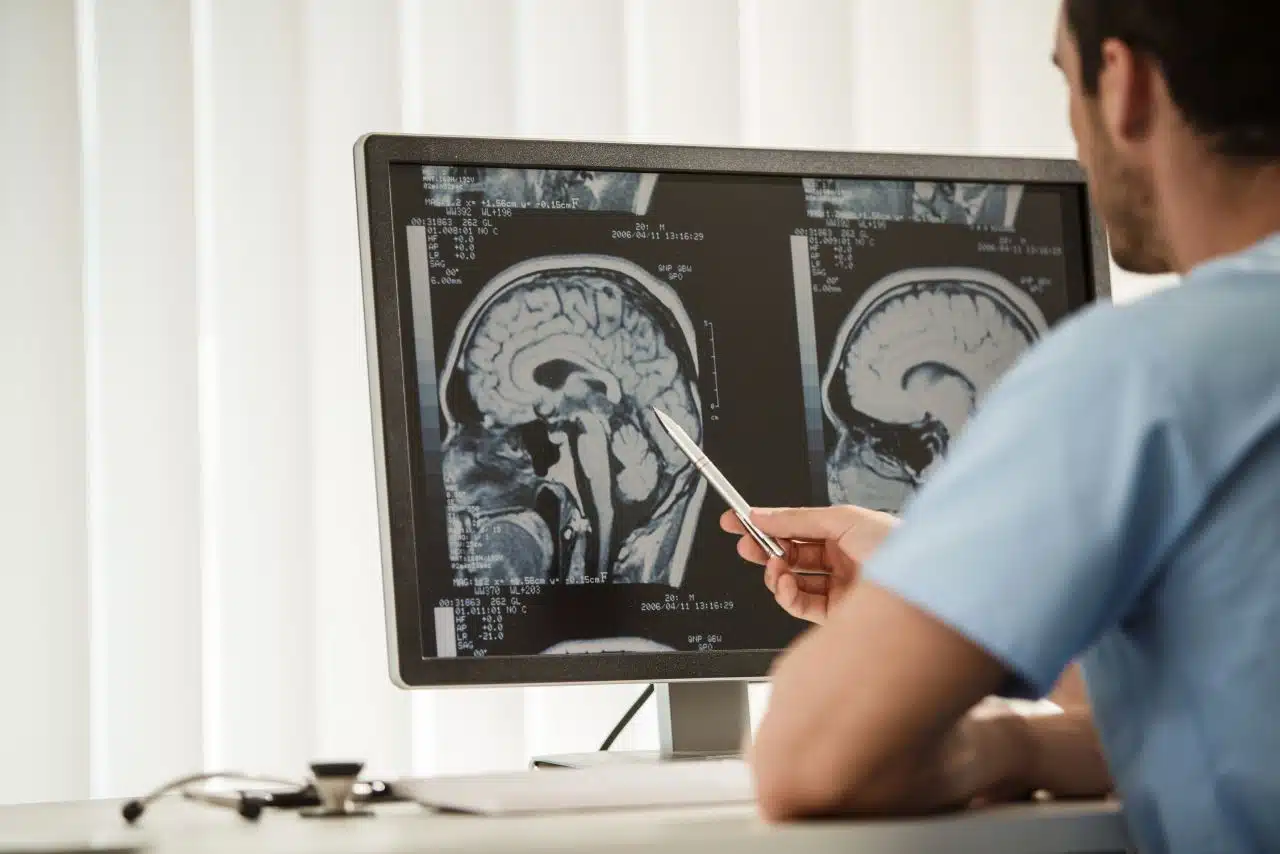 médico neurocirurgião avaliando um exame do seu paciente