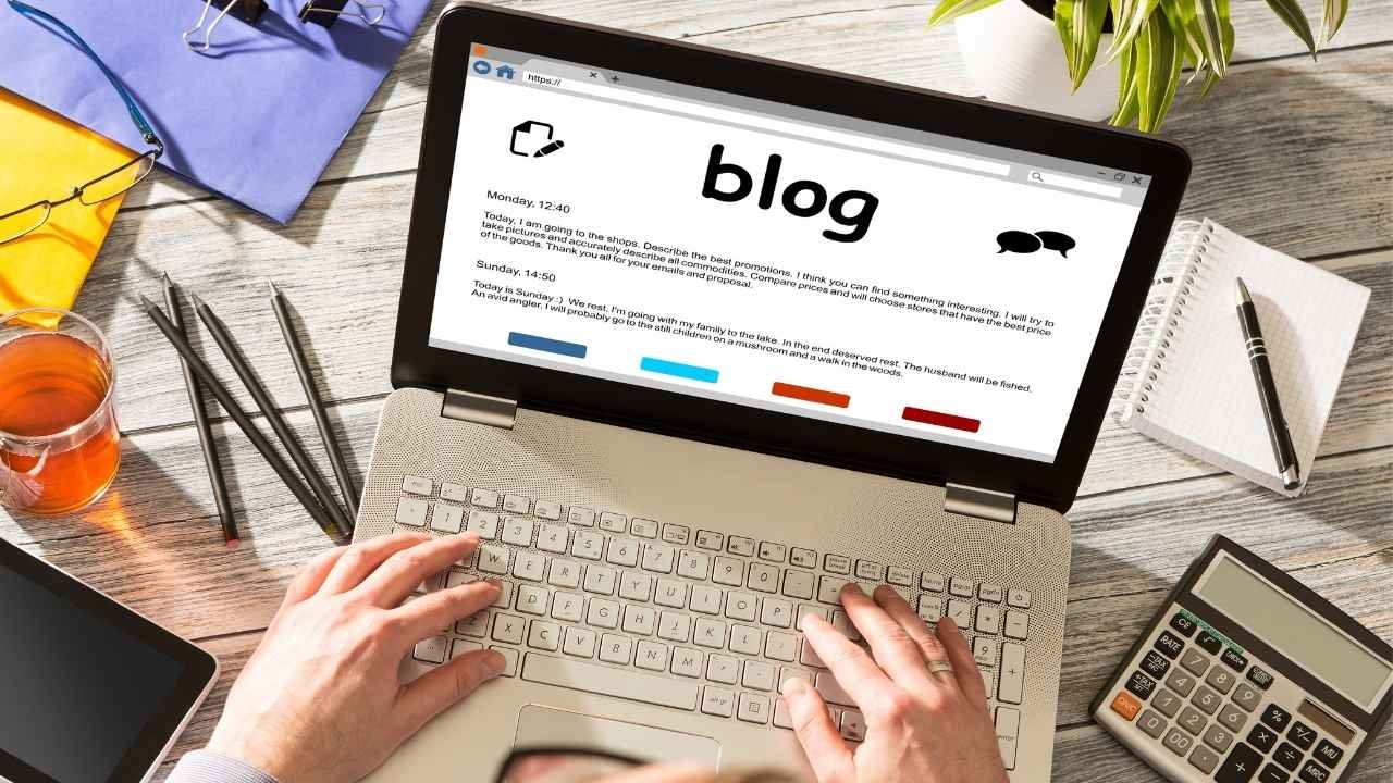 dono da empresa escrevendo um artigo para colocar no blog do site da sua empresa