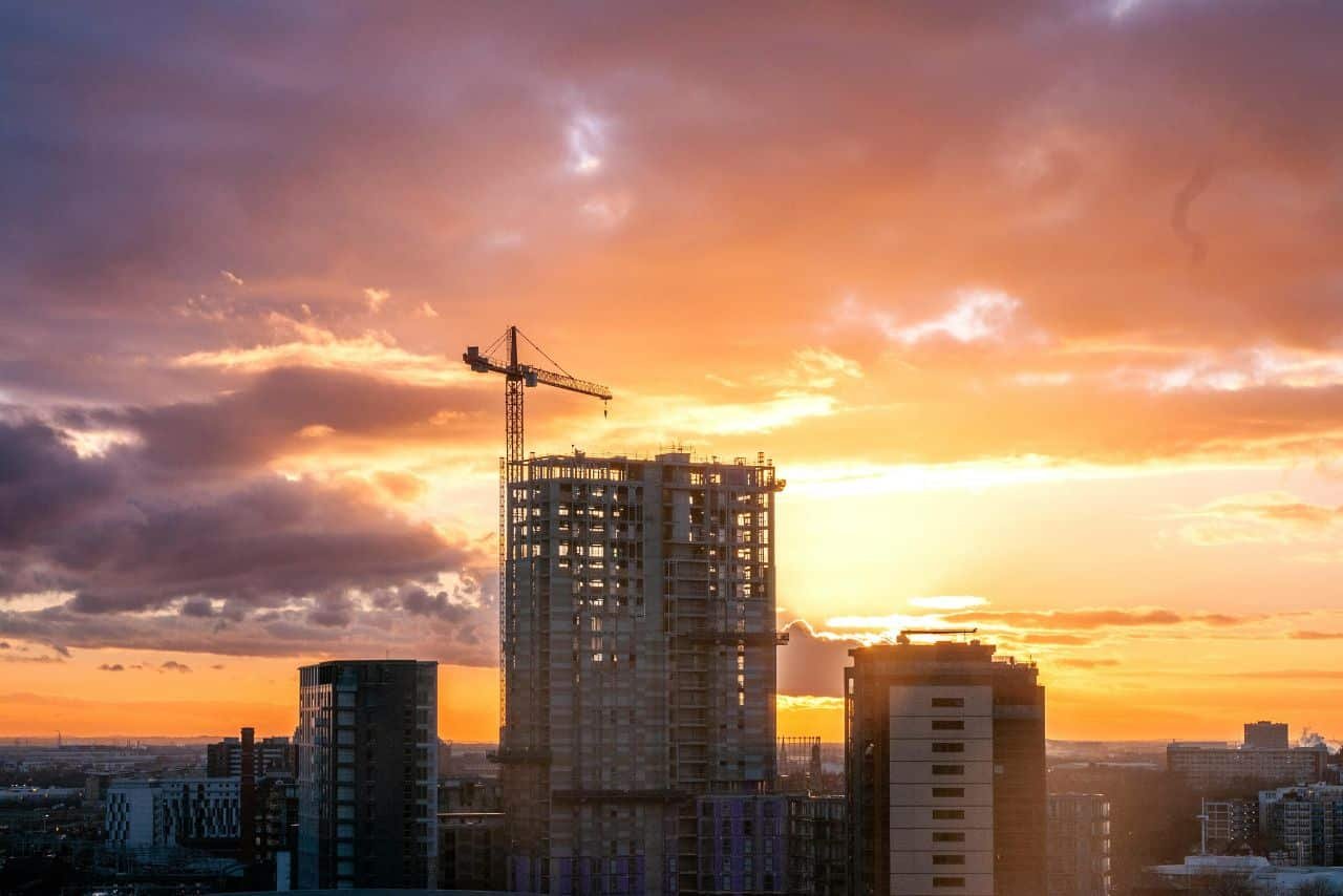 construtora realizando uma obra