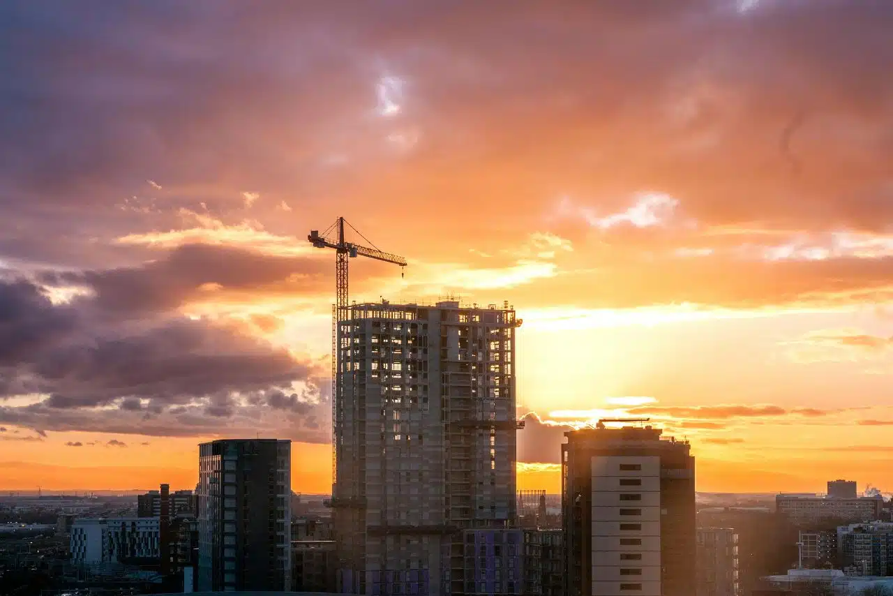construtora realizando uma obra